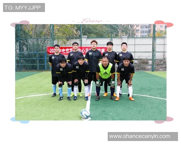 精彩瞬间定格在绿茵场上两张足球照片展现激情与团队精神 精彩瞬间定格在绿茵场上两张足球照片展现激情与团队精神