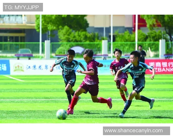 足球少年在沙滩上挥洒汗水与梦想的青春故事 足球少年在沙滩上挥洒汗水与梦想的青春故事